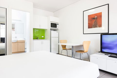 Majestic Oasis Apartments - Accommodation Main Beach 24