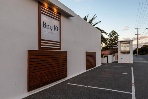 Bay 10 - Suites And Apartments - Accommodation Main Beach 19