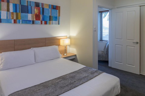 Bay 10 - Suites And Apartments - Accommodation Main Beach 22