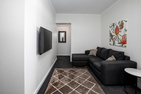 Bay 10 - Suites And Apartments - Accommodation Main Beach 2