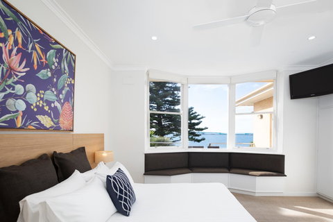 Bay 10 - Suites And Apartments - Accommodation Main Beach 3