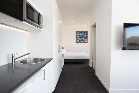 Bay 10 - Suites And Apartments - Accommodation Main Beach 1