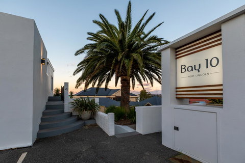 Bay 10 - Suites And Apartments - Accommodation Main Beach 21