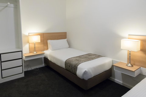 Bay 10 - Suites And Apartments - Accommodation Main Beach 24
