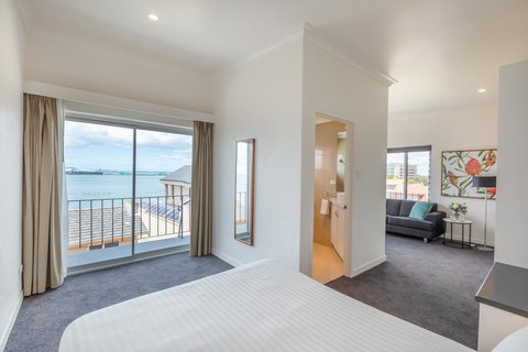 Bay 10 - Suites And Apartments - Accommodation Main Beach 11