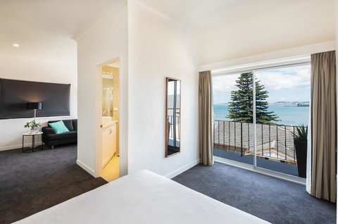 Bay 10 - Suites And Apartments - Accommodation Main Beach 7