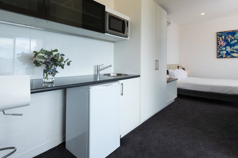 Bay 10 - Suites And Apartments - Accommodation Main Beach 18