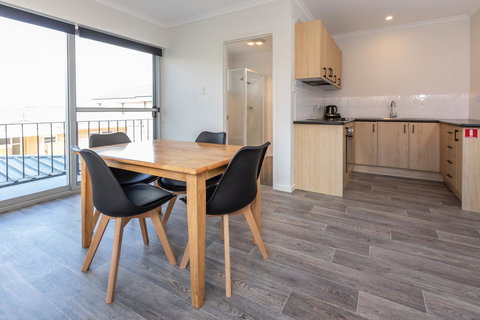 Bay 10 - Suites And Apartments - Accommodation Main Beach 10