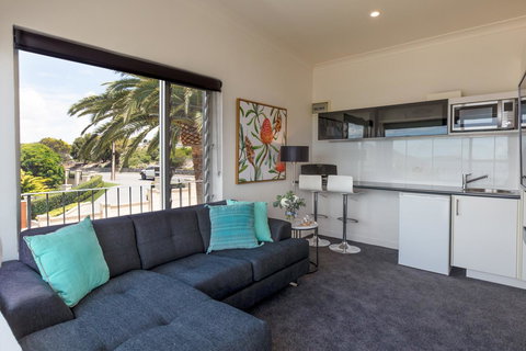 Bay 10 - Suites And Apartments - Accommodation Main Beach 6