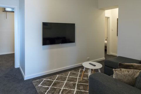 Bay 10 - Suites And Apartments - Accommodation Main Beach 9