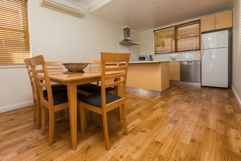 Bay 10 - Suites And Apartments - Accommodation Main Beach 32
