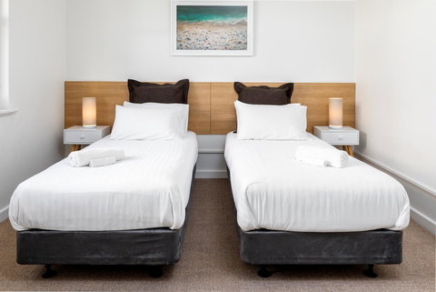 Bay 10 - Suites And Apartments - Accommodation Main Beach 15
