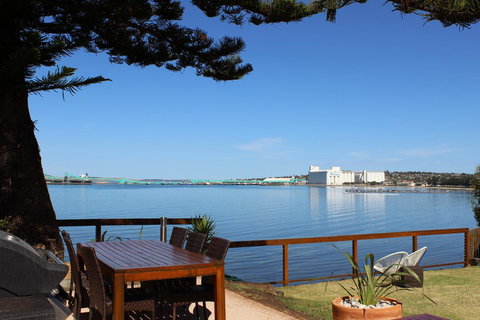 Bay 10 - Suites And Apartments - Accommodation Main Beach 29