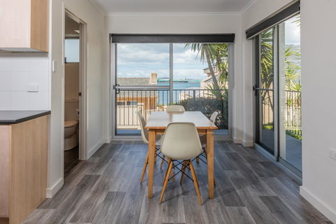 Bay 10 - Suites And Apartments - Accommodation Main Beach 12