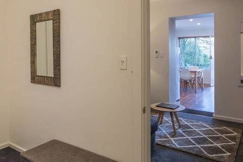 Bay 10 - Suites And Apartments - Accommodation Main Beach 23