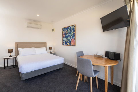 Bay 10 - Suites And Apartments - Accommodation Main Beach 8