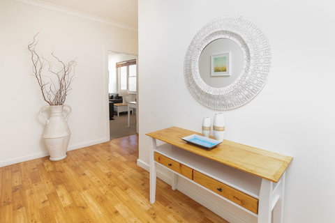 Bay 10 - Suites And Apartments - Accommodation Main Beach 14