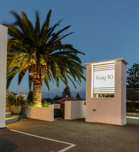 Bay 10 - Suites And Apartments - Accommodation Main Beach 16