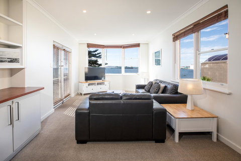 Bay 10 - Suites And Apartments - Accommodation Main Beach 33