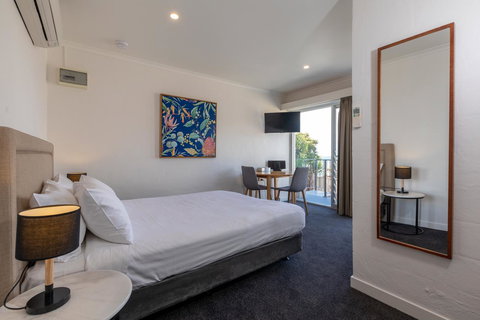 Bay 10 - Suites And Apartments - Accommodation Main Beach 13