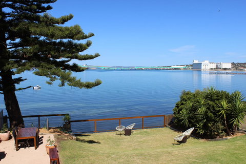 Bay 10 - Suites And Apartments - Accommodation Main Beach 0