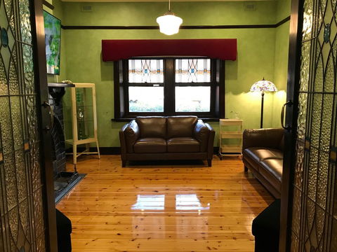 Ambrosia Holiday Home - Accommodation Main Beach 1