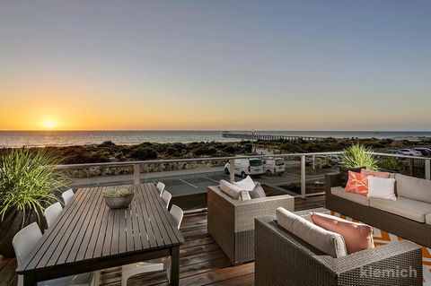 The Beach House @ Grange - Accommodation Main Beach 0