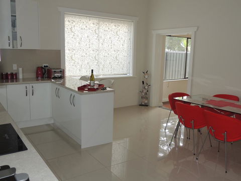 Glenelg - Marina Retreat - Accommodation Main Beach 10