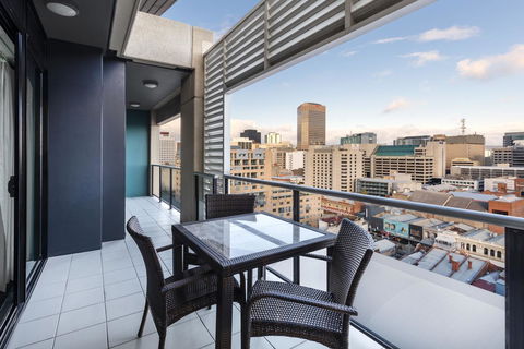 Oaks Adelaide Horizons Suites - Accommodation Main Beach 2