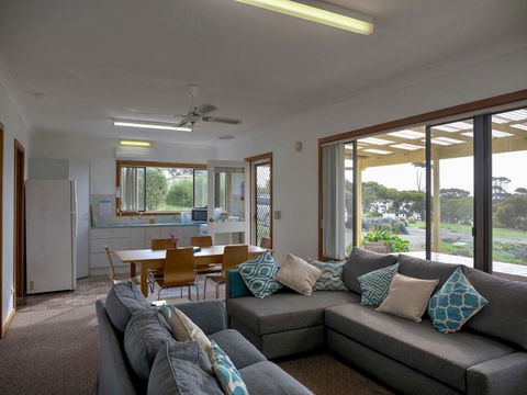 Emu Bay Holiday Homes - Accommodation Main Beach 7