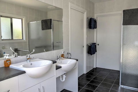 Emu Bay Holiday Homes - Accommodation Main Beach 14