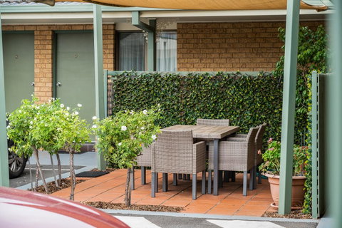 Garden City Motor Inn - Accommodation Main Beach 39