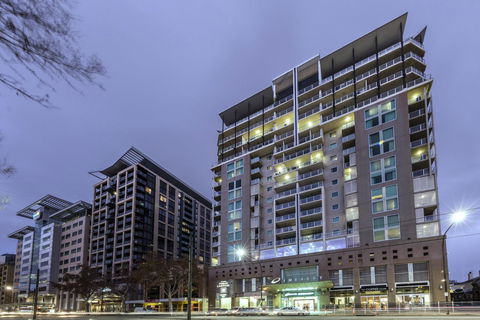 Oaks Adelaide Embassy Suites - Accommodation Main Beach 0
