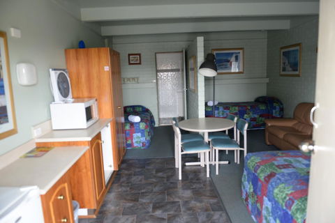 Ardeanal Motel - Accommodation Main Beach 40