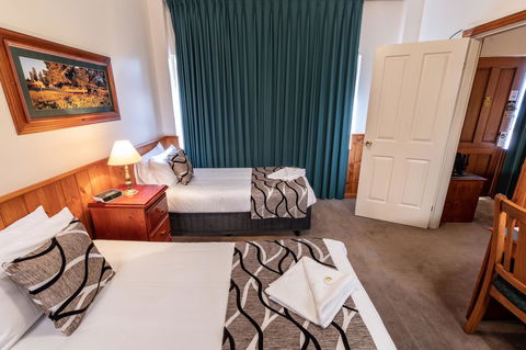 Astor Inn - Accommodation Main Beach 11