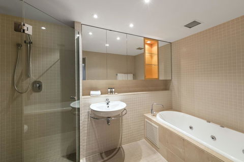 Oaks Glenelg Plaza Pier Suites - Accommodation Main Beach 3