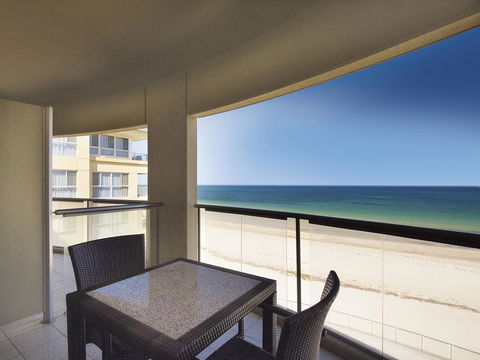 Oaks Glenelg Plaza Pier Suites - Accommodation Main Beach 4
