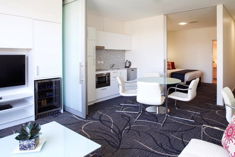 Adelaide Rockford - Accommodation Main Beach 23