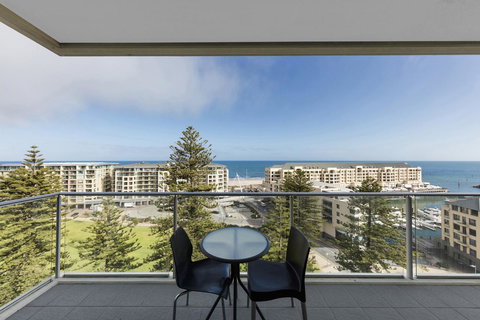 Oaks Glenelg Liberty Suites - Accommodation Main Beach 11