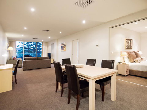 Oaks Glenelg Liberty Suites - Accommodation Main Beach 24