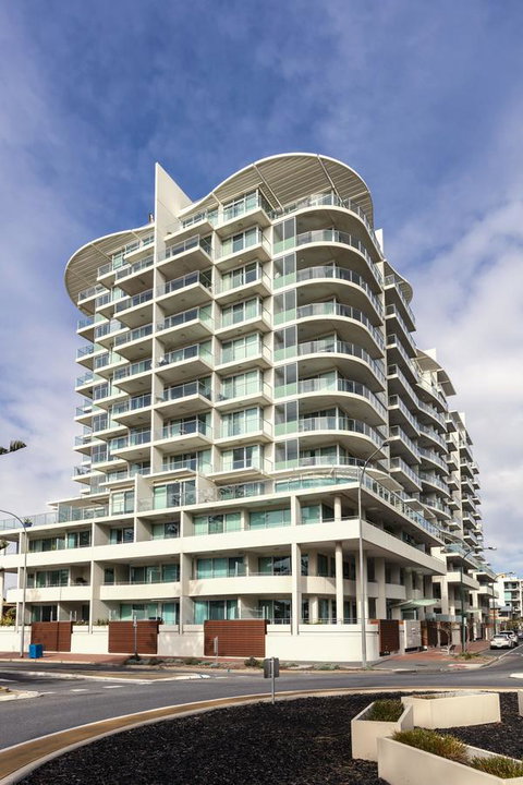Oaks Glenelg Liberty Suites - Accommodation Main Beach 1