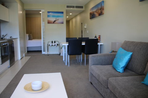 Beachside Luxury Getaway In Glenelg - Accommodation Main Beach 2