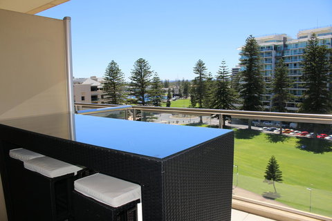 Beachside Luxury Getaway In Glenelg - Accommodation Main Beach 15
