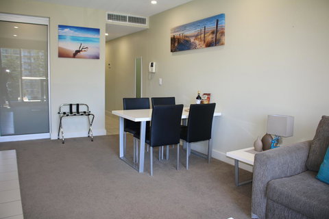 Beachside Luxury Getaway In Glenelg - Accommodation Main Beach 5