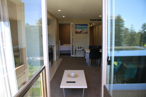 Beachside Luxury Getaway In Glenelg - Accommodation Main Beach 3