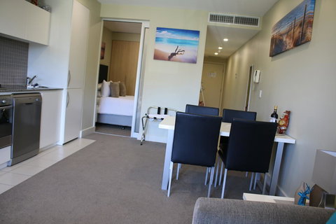 Beachside Luxury Getaway In Glenelg - Accommodation Main Beach 1