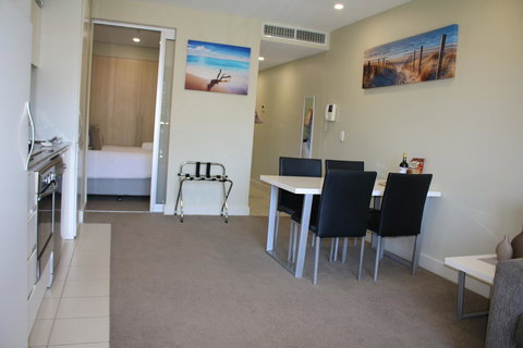 Beachside Luxury Getaway In Glenelg - Accommodation Main Beach 4