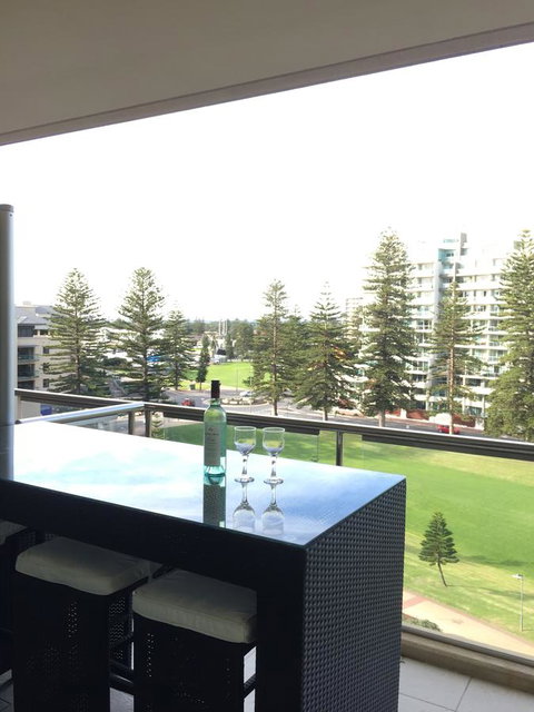 Beachside Luxury Getaway In Glenelg - Accommodation Main Beach 0