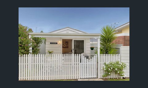 Wintergarden Beach Cabin - Accommodation Main Beach 3