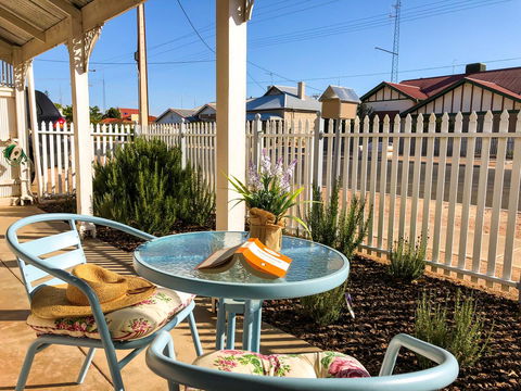 Inglenook Cottage - Accommodation Main Beach 1